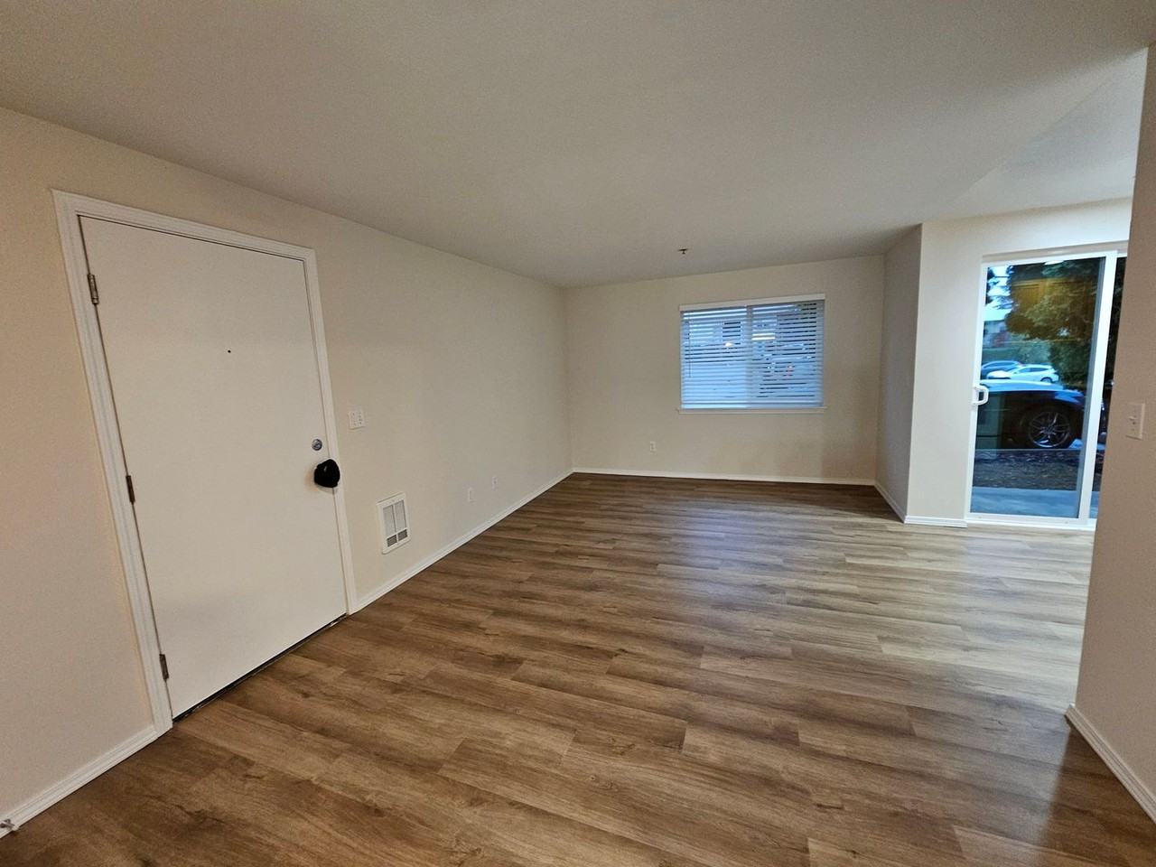 Deco Apartments - Photo 5 of 8