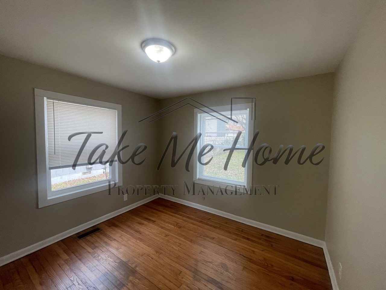 2042 S Hampton Ave - Photo 4 of 6