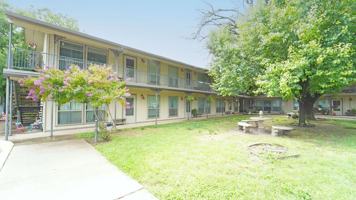 featured image of 202 E Oak St #4