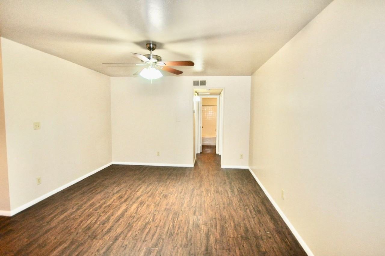 202 E Oak St #4 - Photo 5 of 7