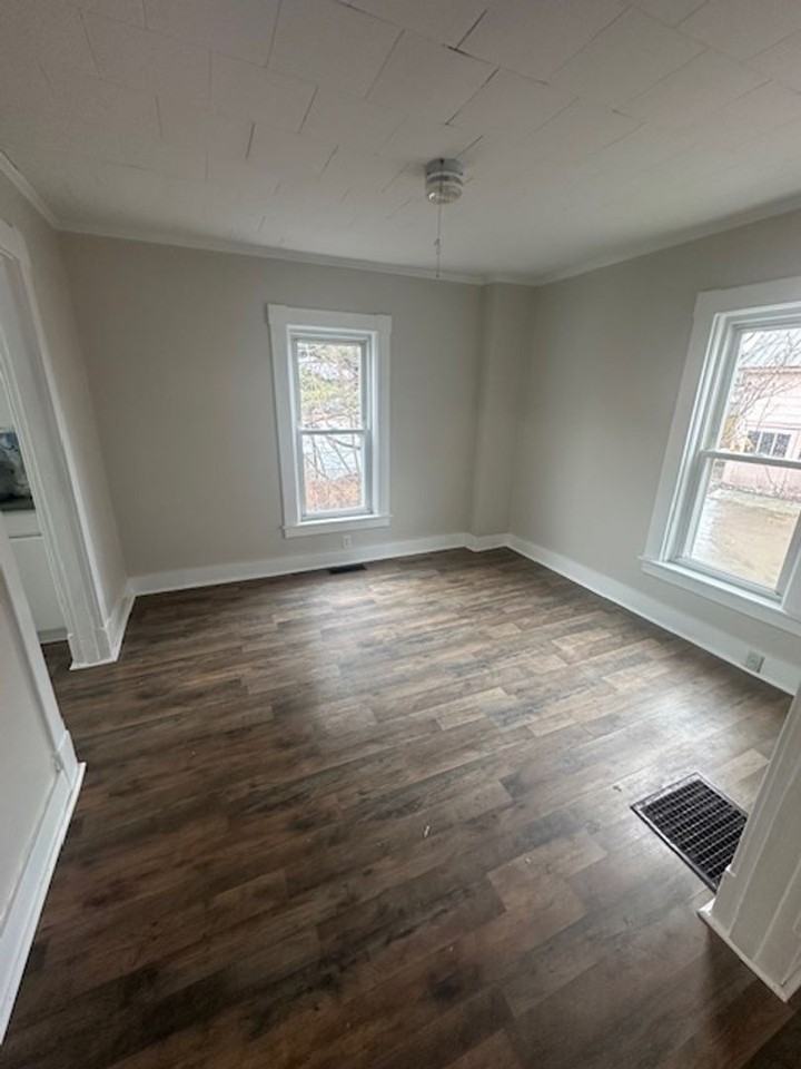 496 Union Ave - Photo 3 of 7