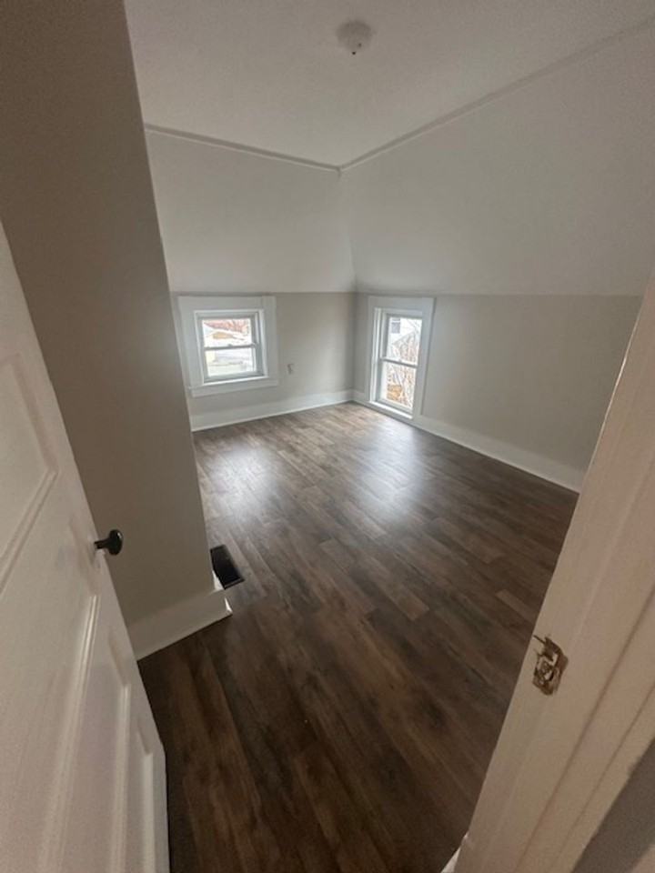 496 Union Ave - Photo 5 of 7