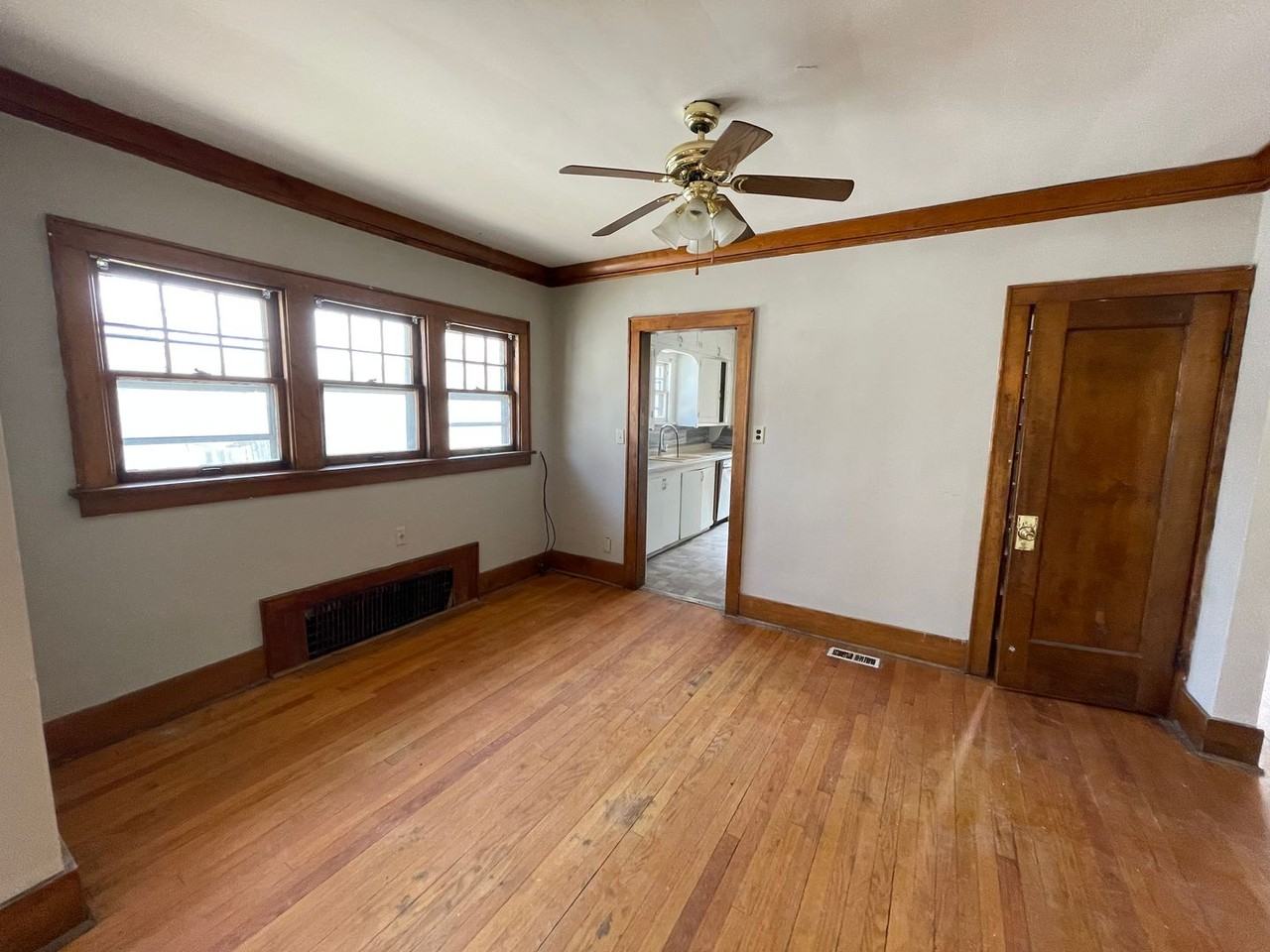 4273 Wirt St - Photo 6 of 17