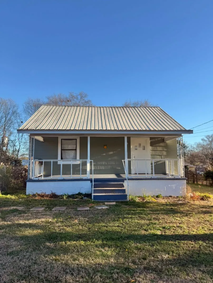 1607 3rd Ave - Photo 2 of 10