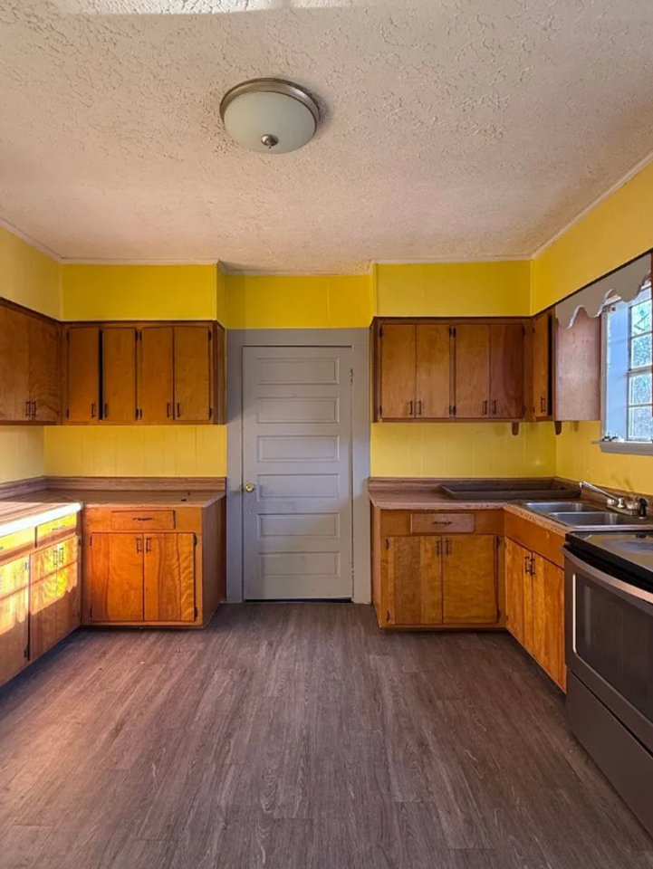 1607 3rd Ave - Photo 4 of 10