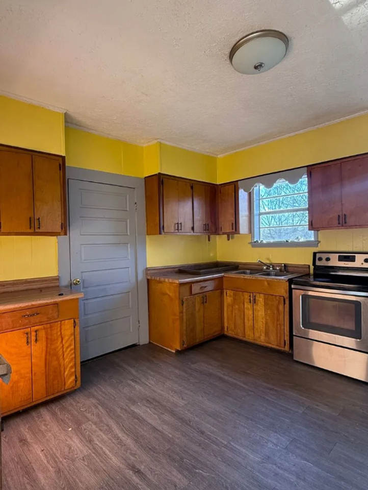 1607 3rd Ave - Photo 5 of 10