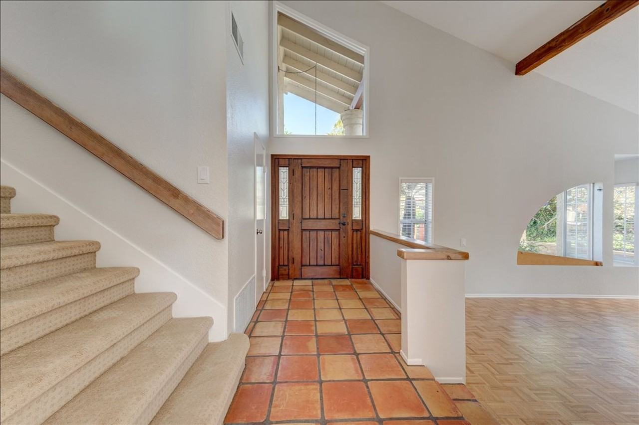 407 Village Center Dr - Photo 2 of 31