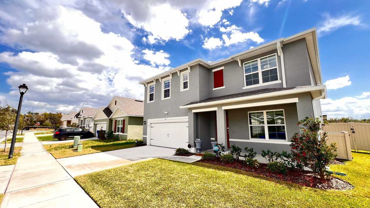 2401 Greenwood Oak Dr - Photo 2 of 50