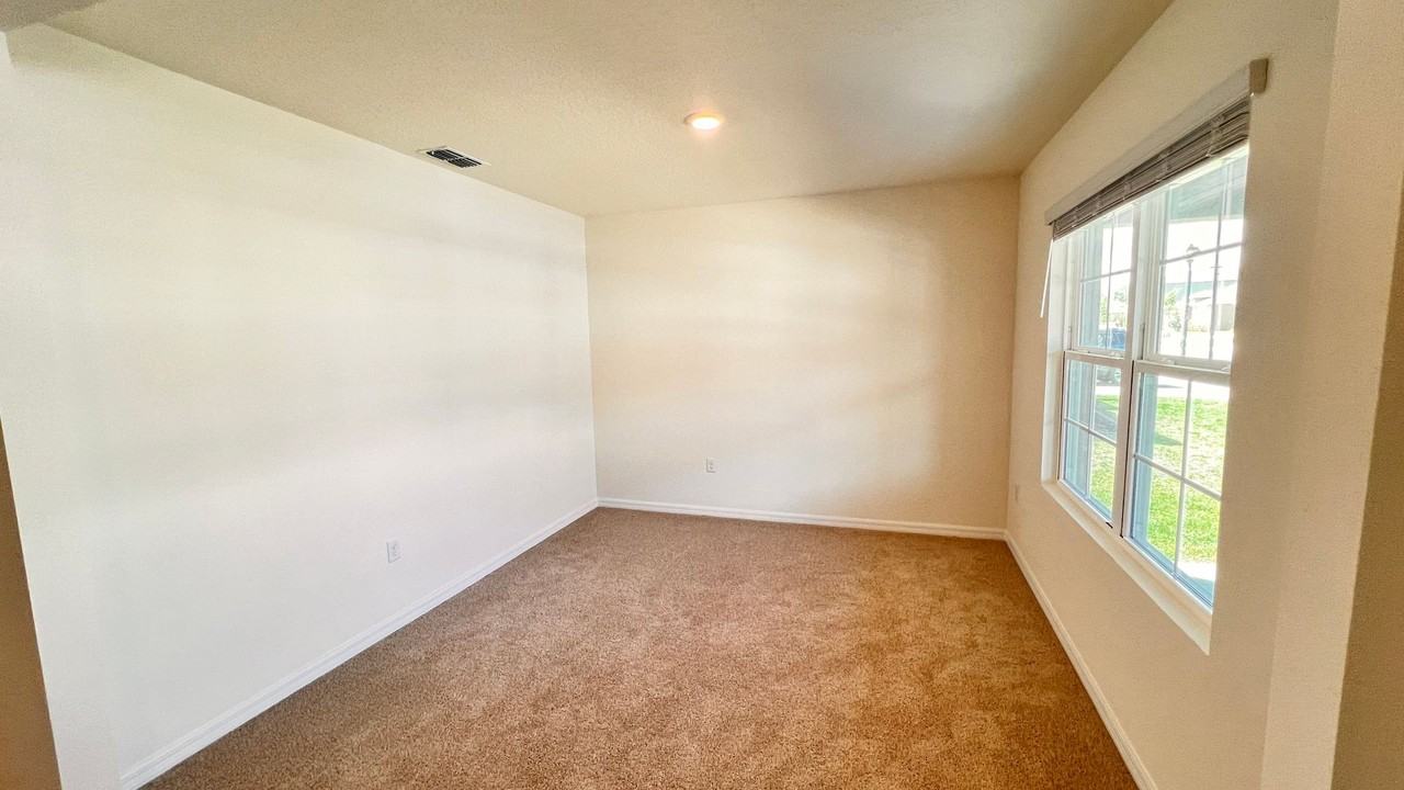 2401 Greenwood Oak Dr - Photo 4 of 50