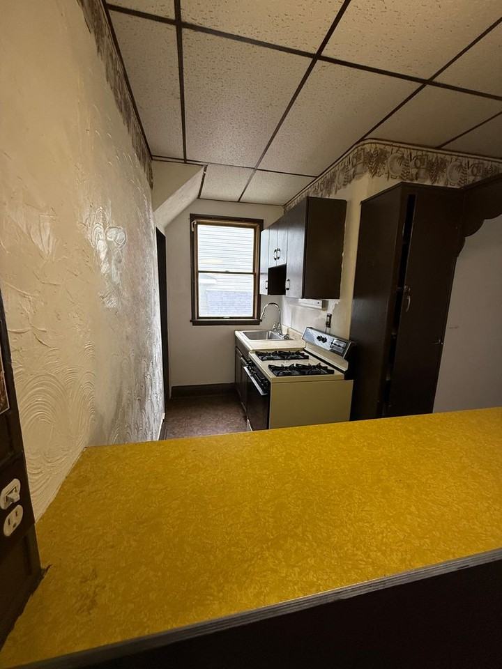 425 4th St - Photo 4 of 14