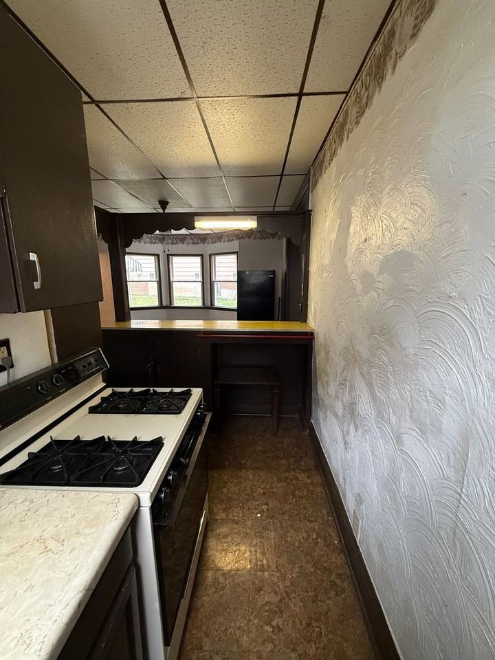 425 4th St - Photo 5 of 14