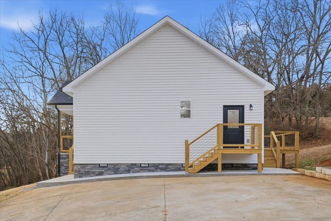 939 Nichols Rd - Photo 2 of 10