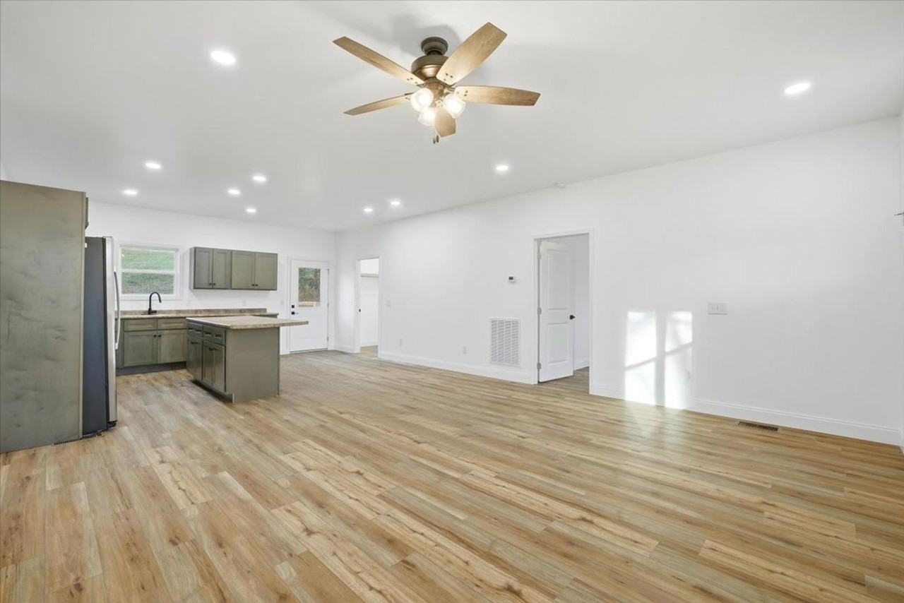 939 Nichols Rd - Photo 4 of 10