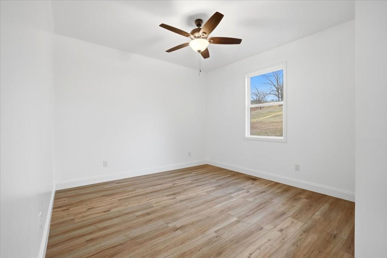 939 Nichols Rd - Photo 6 of 10