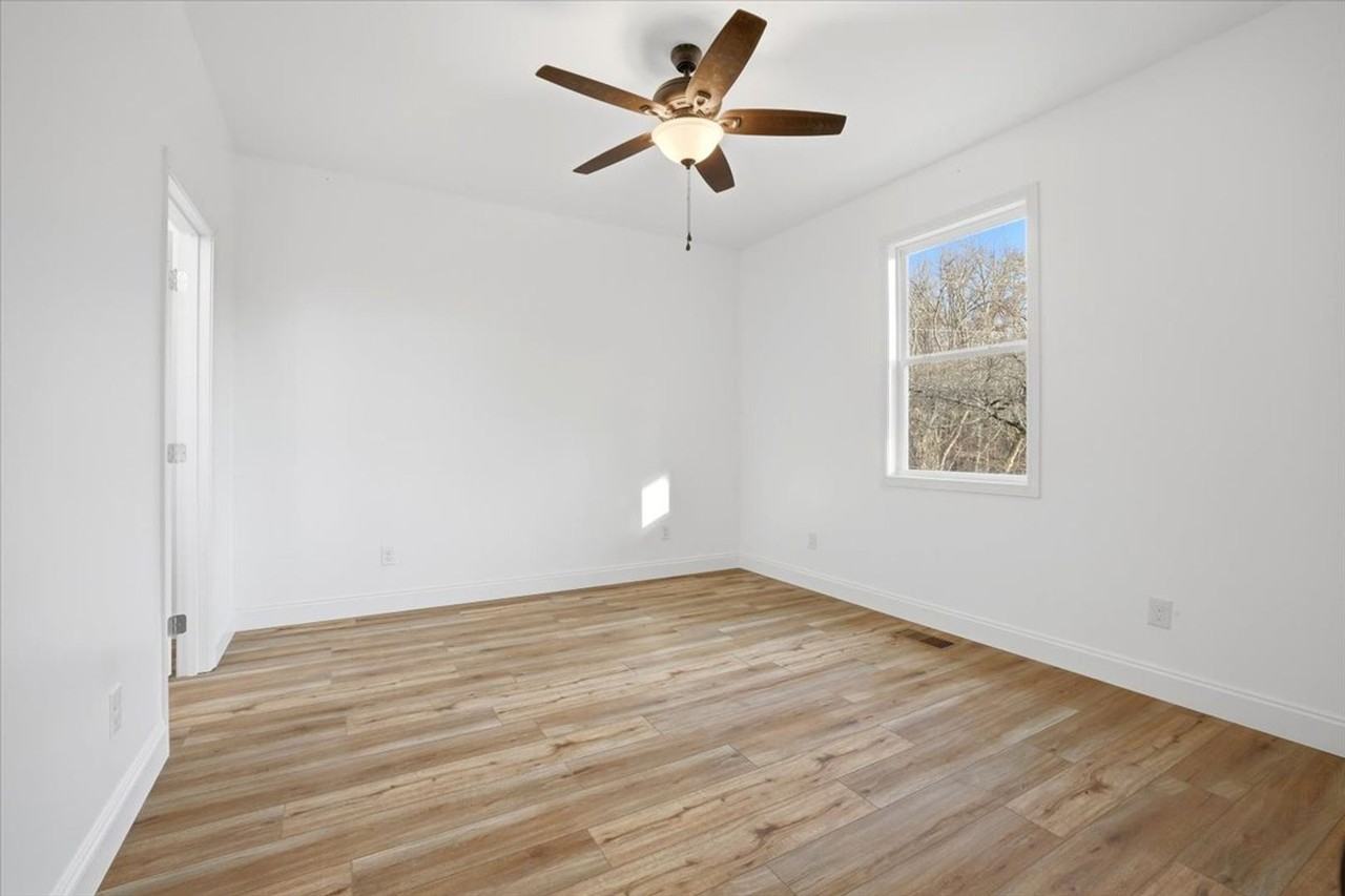 939 Nichols Rd - Photo 7 of 10