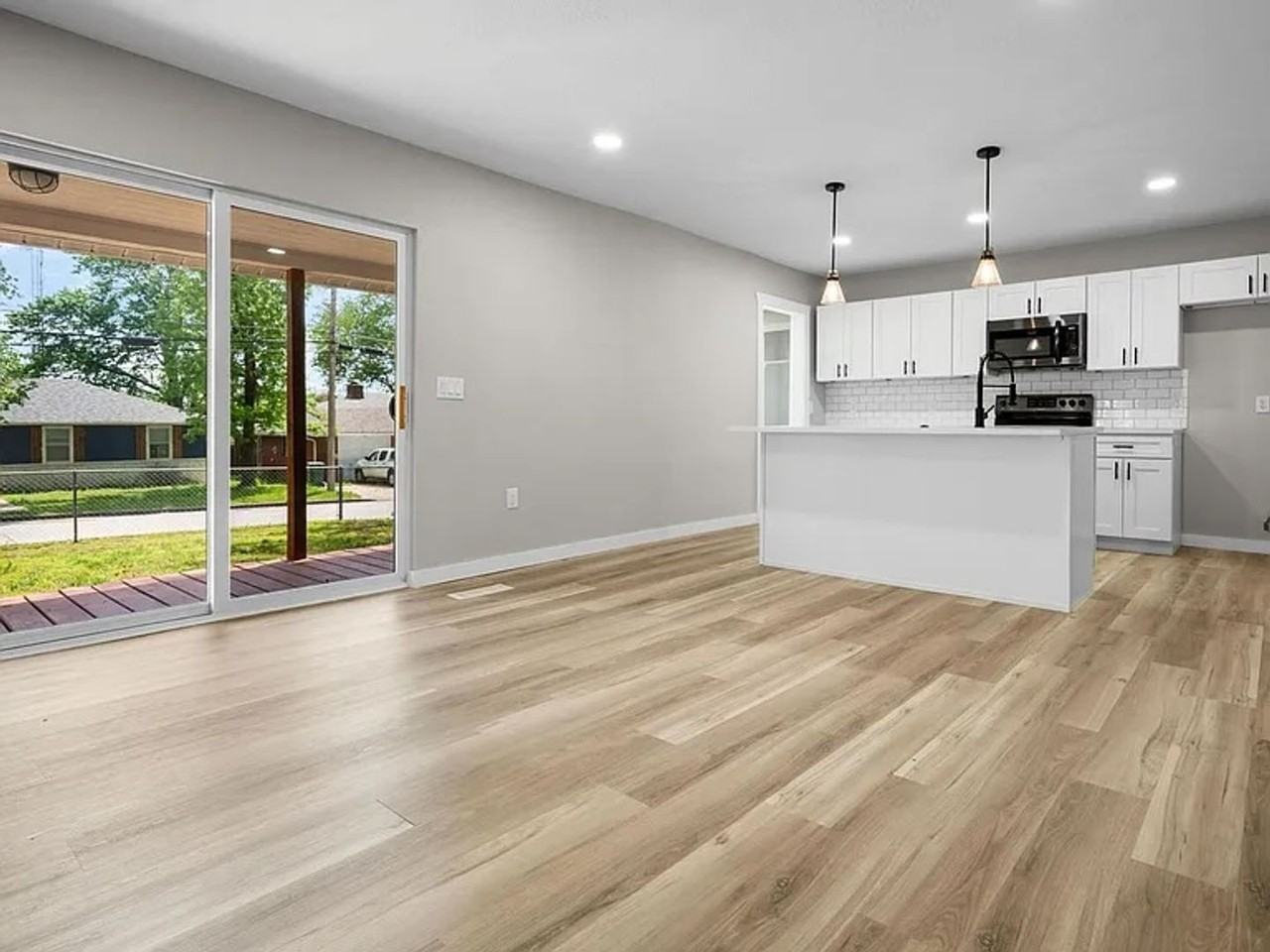 305 N Pike Ave - Photo 2 of 26