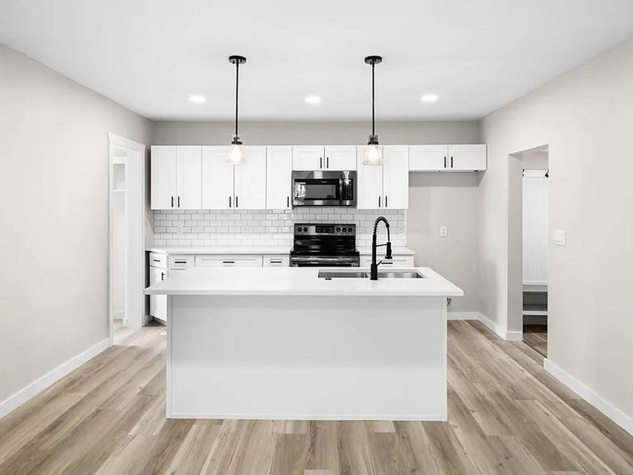 305 N Pike Ave - Photo 3 of 26