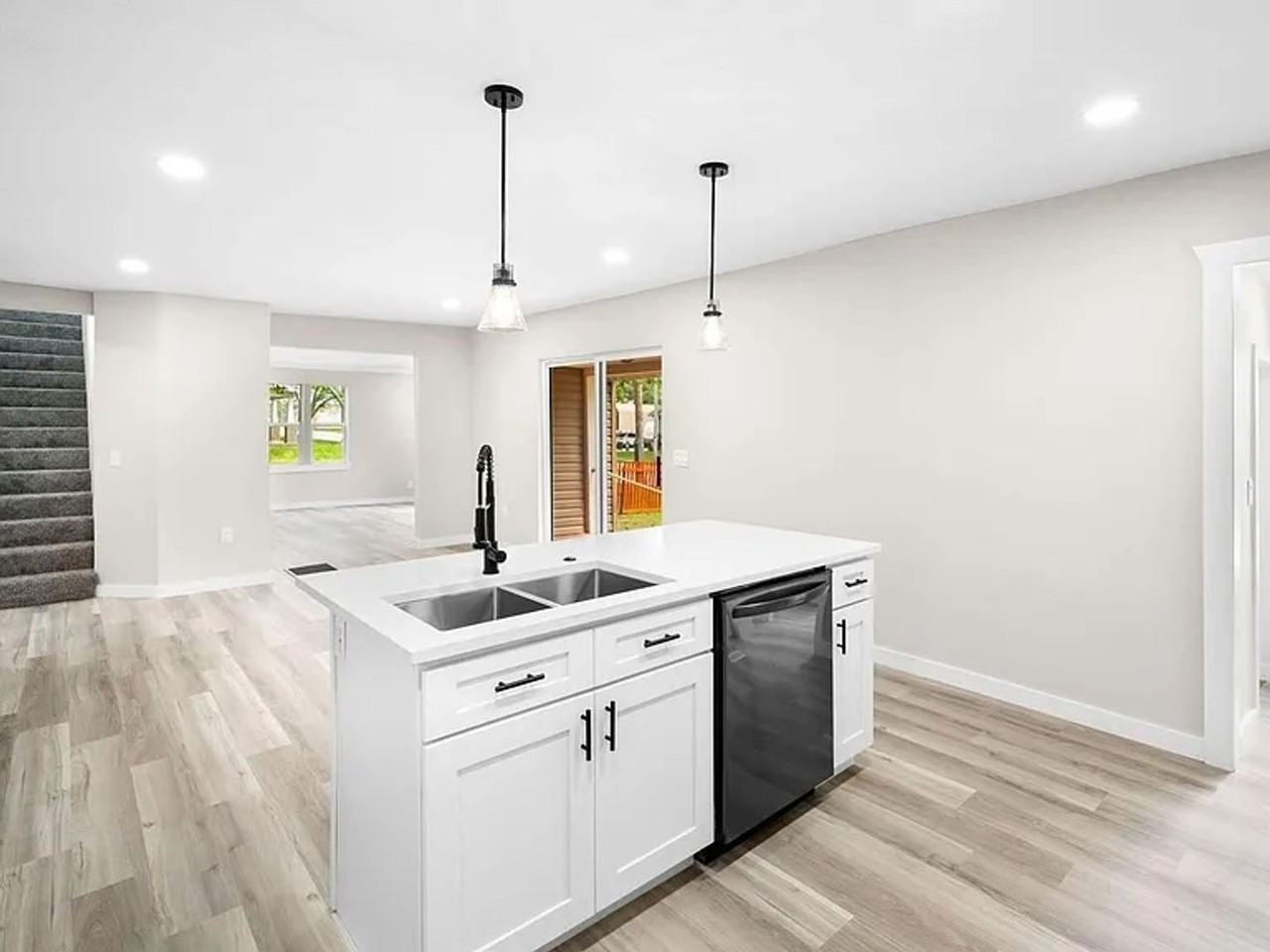 305 N Pike Ave - Photo 6 of 26