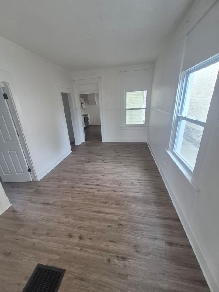 1327 Parkway Ave - Photo 4 of 21