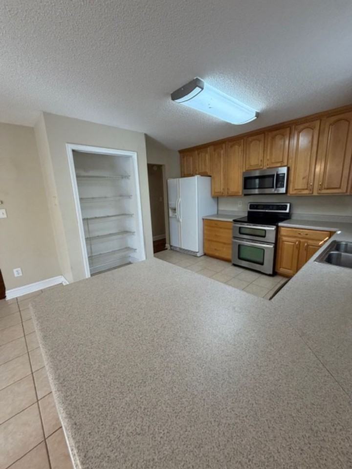 200 Chipper St - Photo 7 of 28