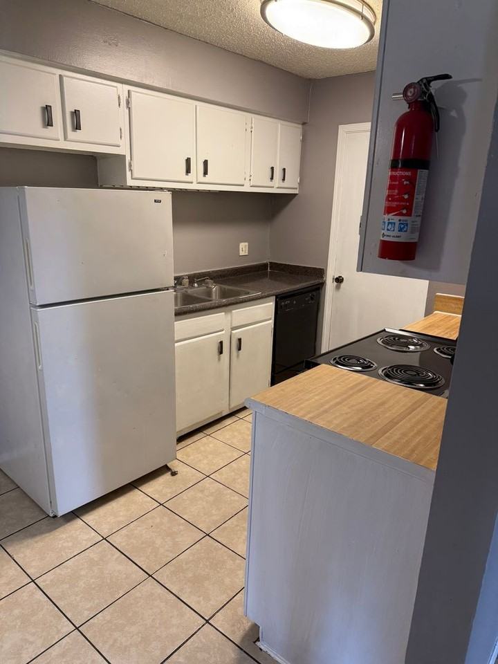 8215 Skysail Ave - Photo 3 of 7