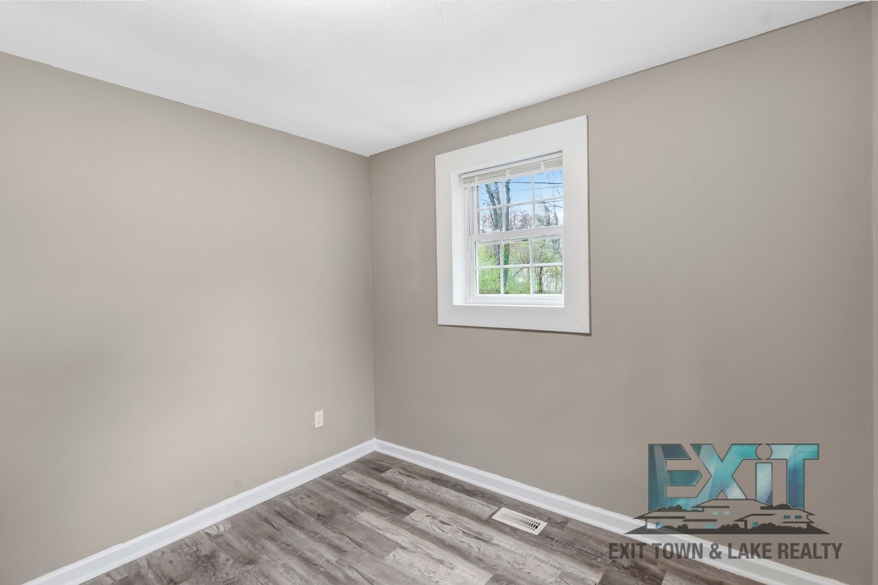 55 Cottage Ln - Photo 4 of 26