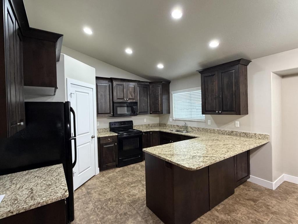 2103 N 925 W - Photo 4 of 16