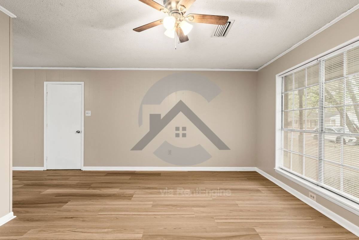 2403 Broadview Ave - Photo 2 of 9