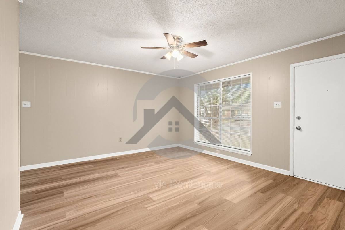 2403 Broadview Ave - Photo 3 of 9