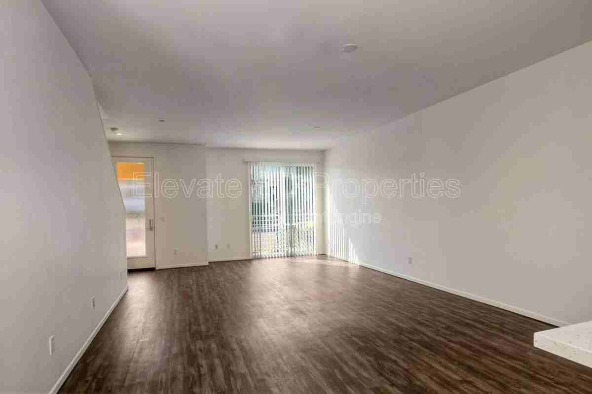 2872 C St - Photo 3 of 10