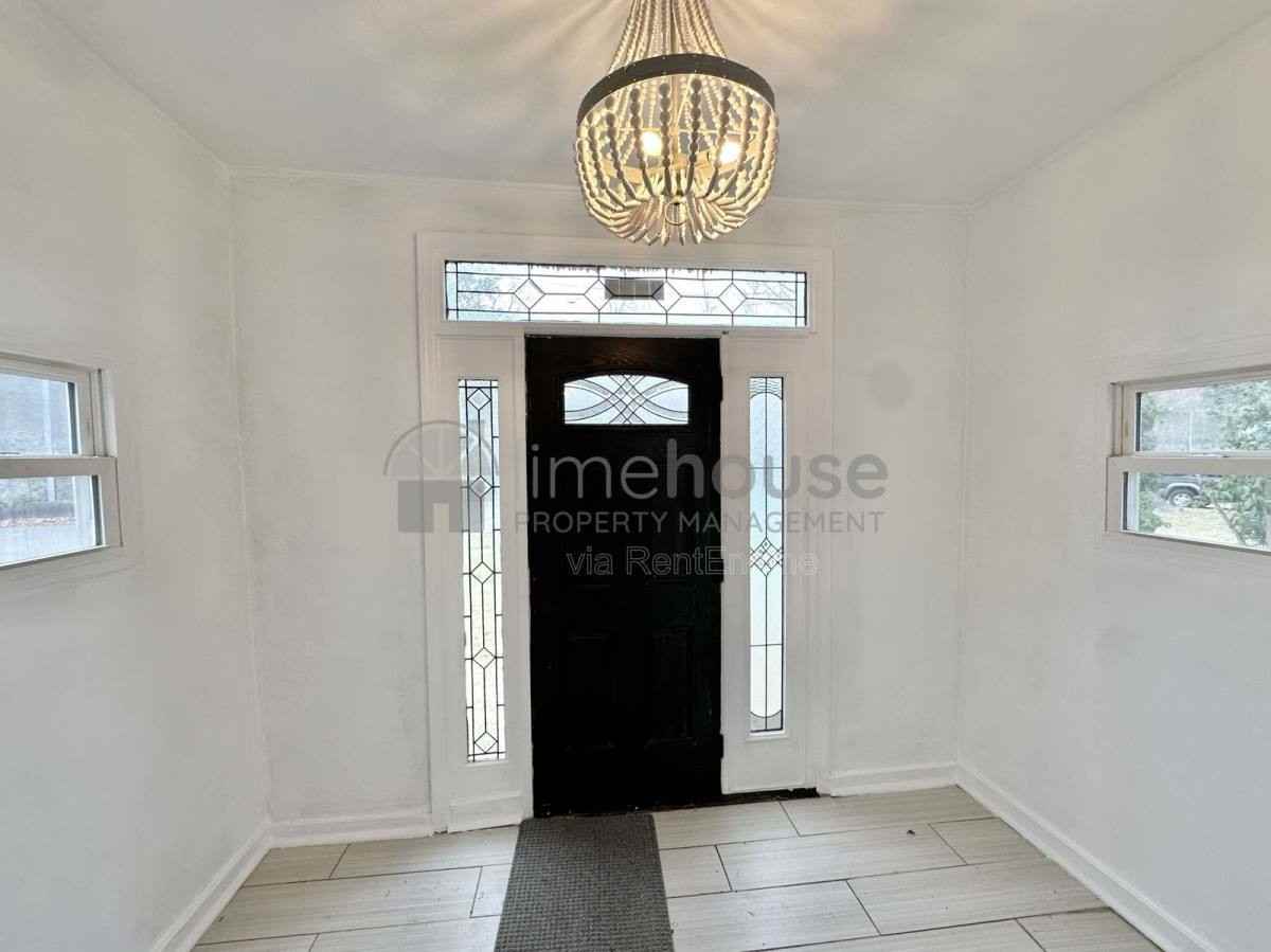 3428 Thomas St - Photo 2 of 10