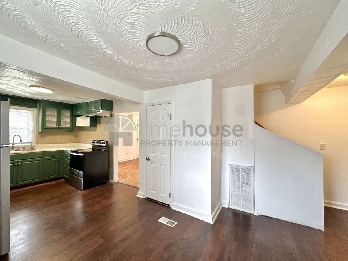 3428 Thomas St - Photo 3 of 10