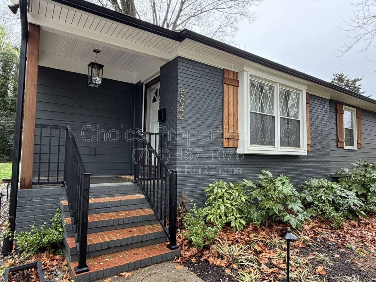 5044 Baylor Dr - Photo 3 of 9