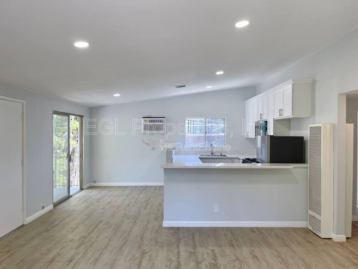 360 N San Vicente Blvd - Photo 2 of 7