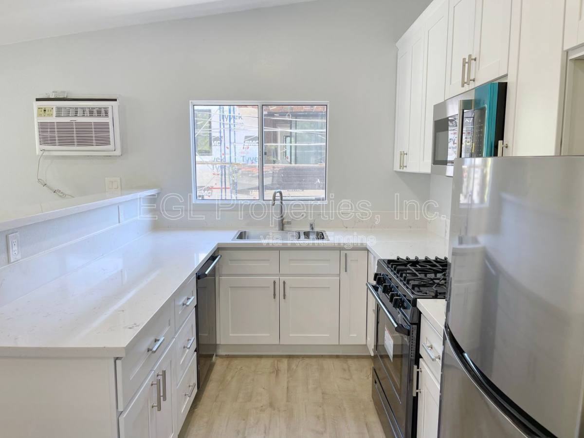 360 N San Vicente Blvd - Photo 5 of 7