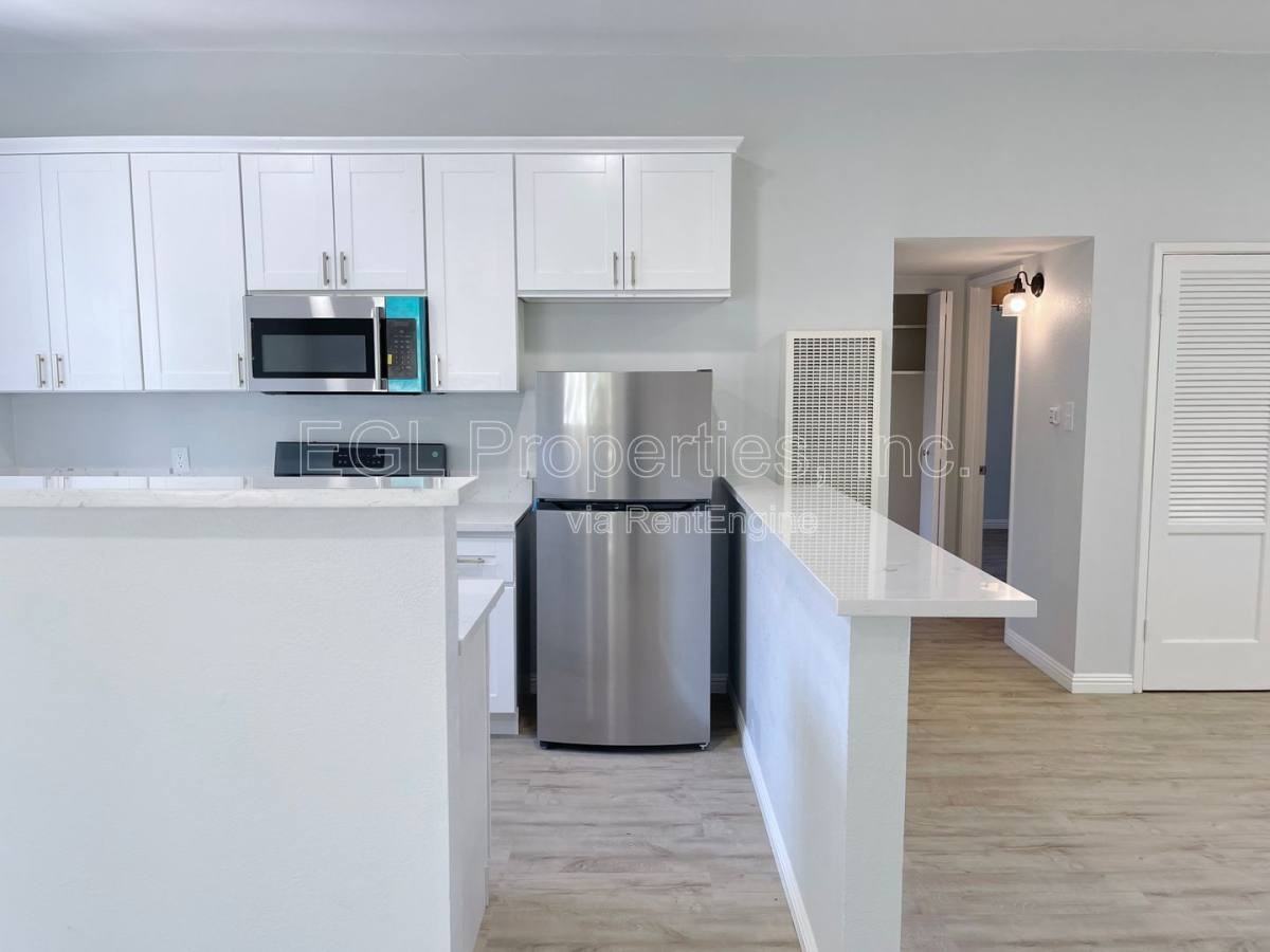 360 N San Vicente Blvd - Photo 6 of 7