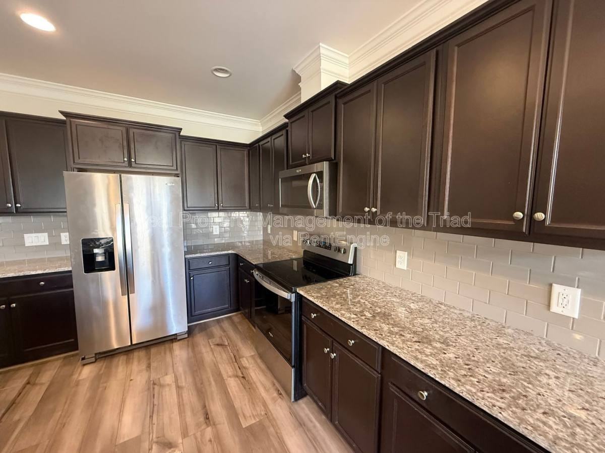3833 Thistleberry Rd - Photo 3 of 9