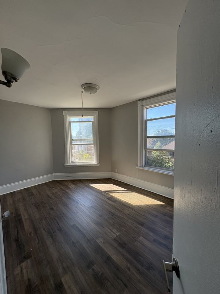 381 Bronson - Photo 5 of 9