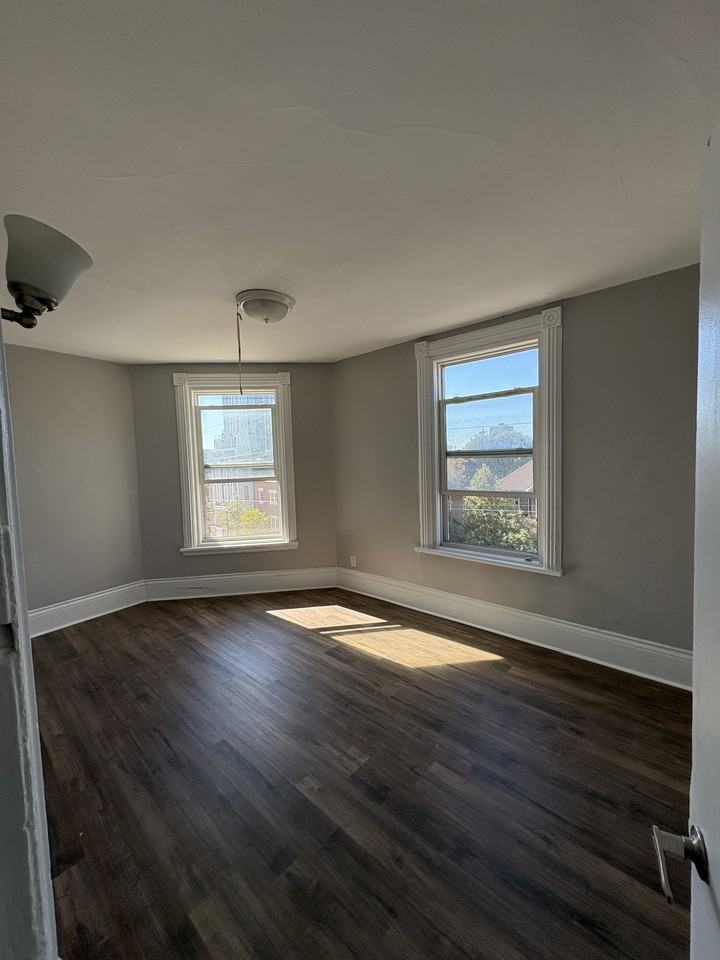 381 Bronson - Photo 6 of 9