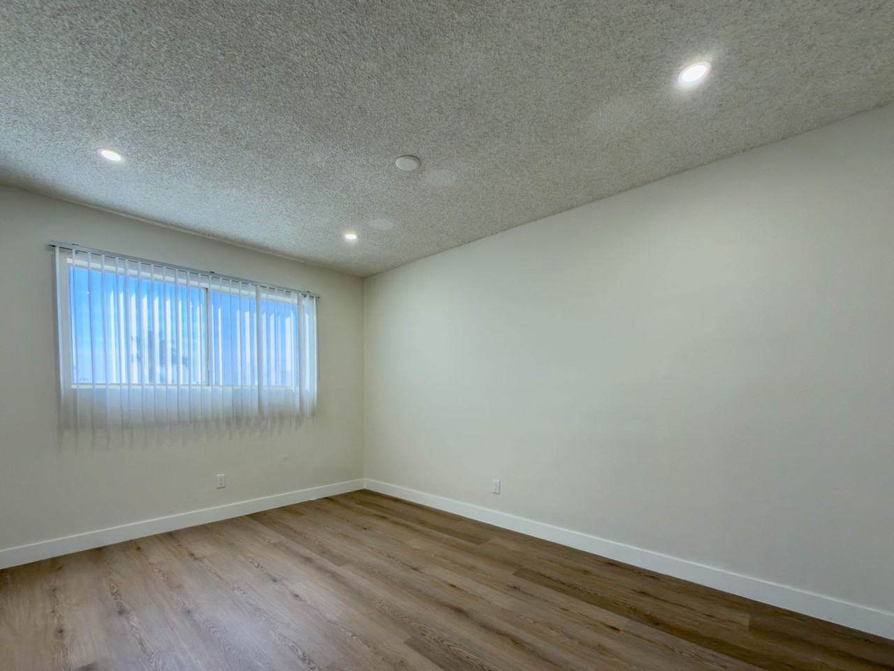 6535 Pickering Ave - Photo 6 of 24