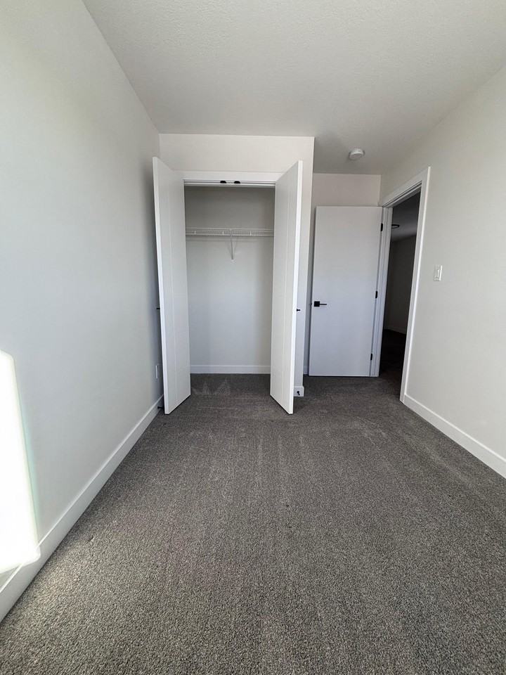 12468 47 St Nw - Photo 6 of 11