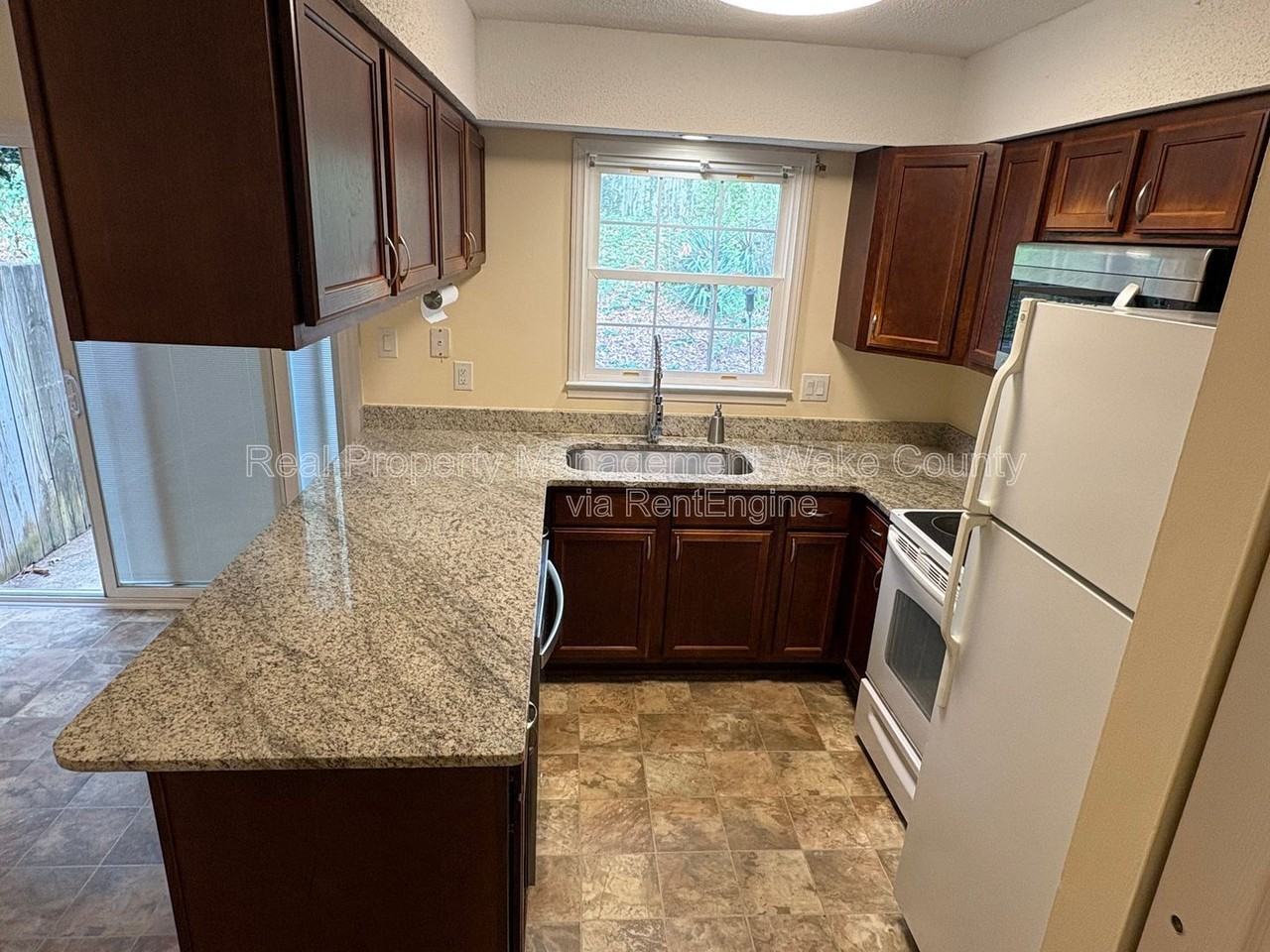 1148 Nottingham Cir - Photo 4 of 25