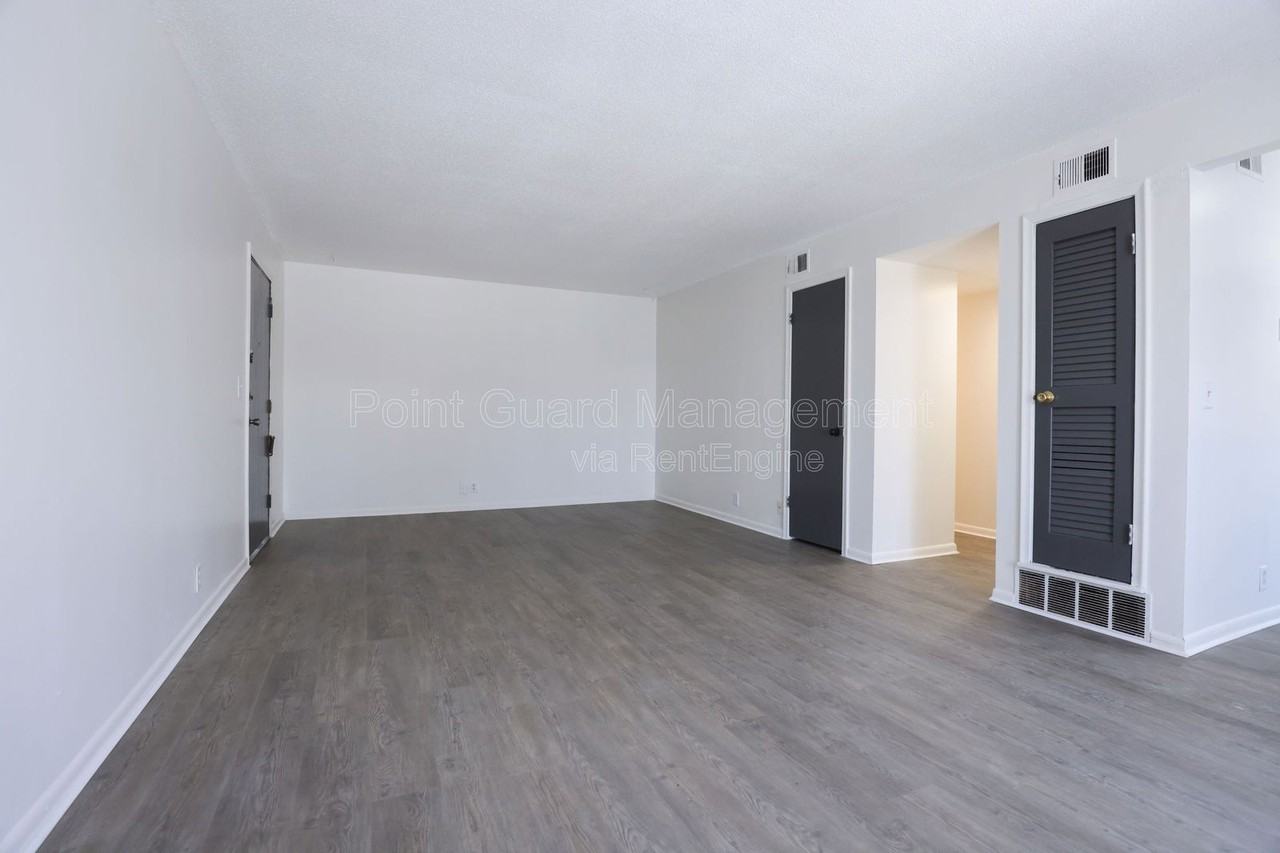 2922 N 54th St #5 - Photo 3 of 11