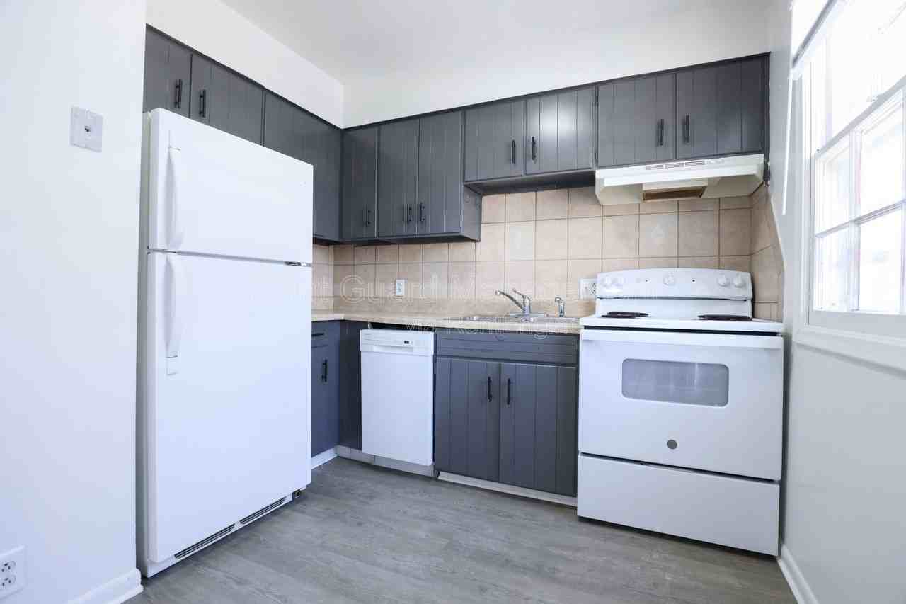 2922 N 54th St #5 - Photo 4 of 11