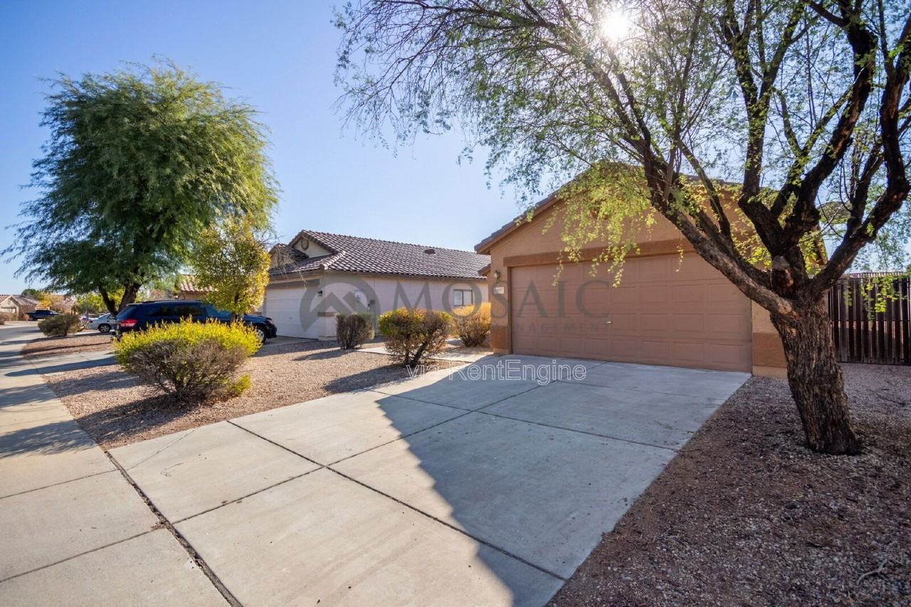 15667 W Port Au Prince Ln - Photo 4 of 30