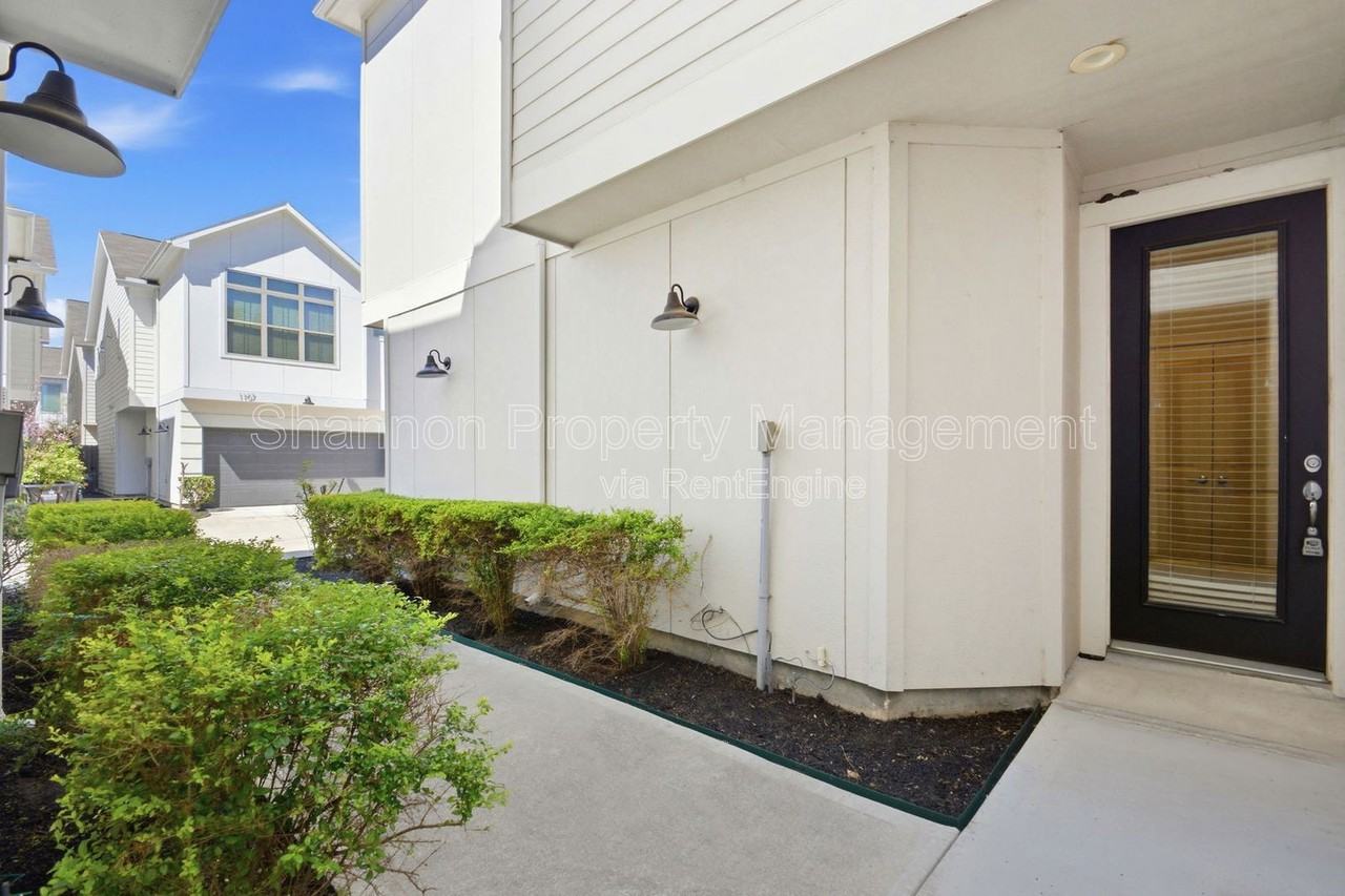 1106 Yellow Pl - Photo 2 of 42