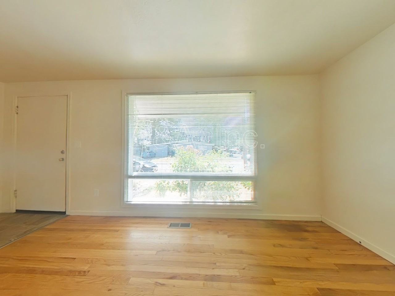 3261 Nw Johnson Ave - Photo 3 of 13