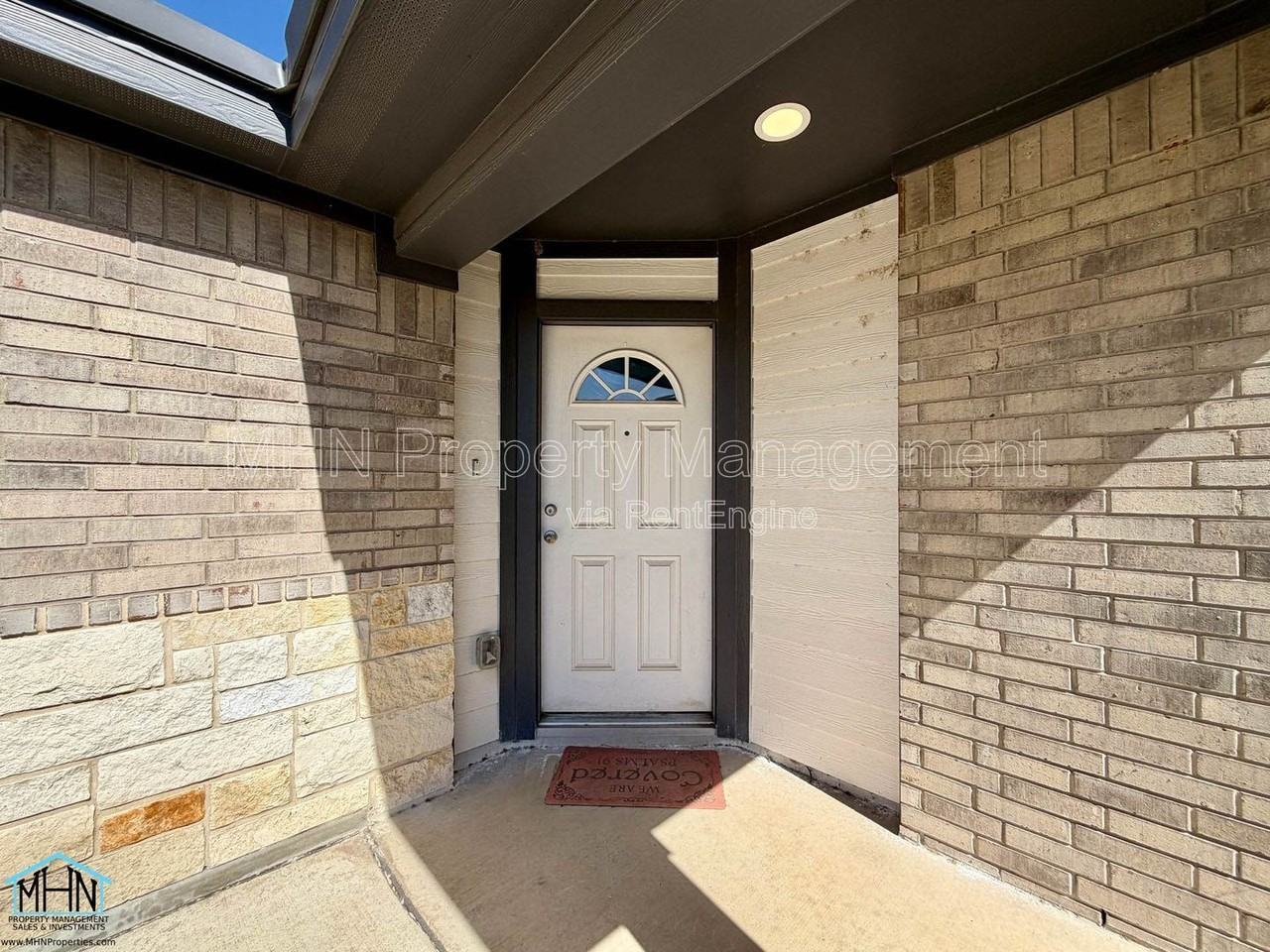 11151 Hollinger Cir - Photo 2 of 32