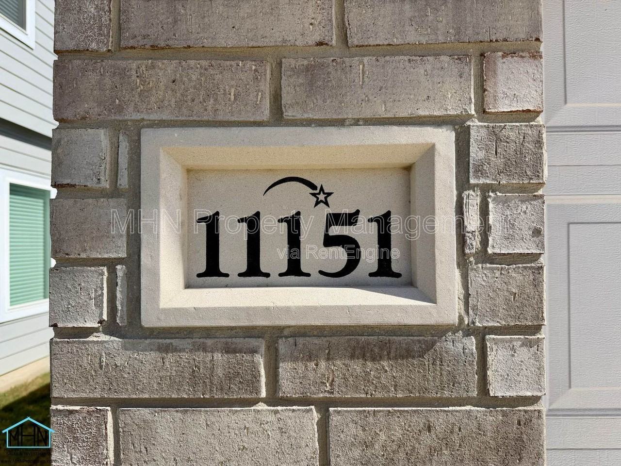 11151 Hollinger Cir - Photo 3 of 32