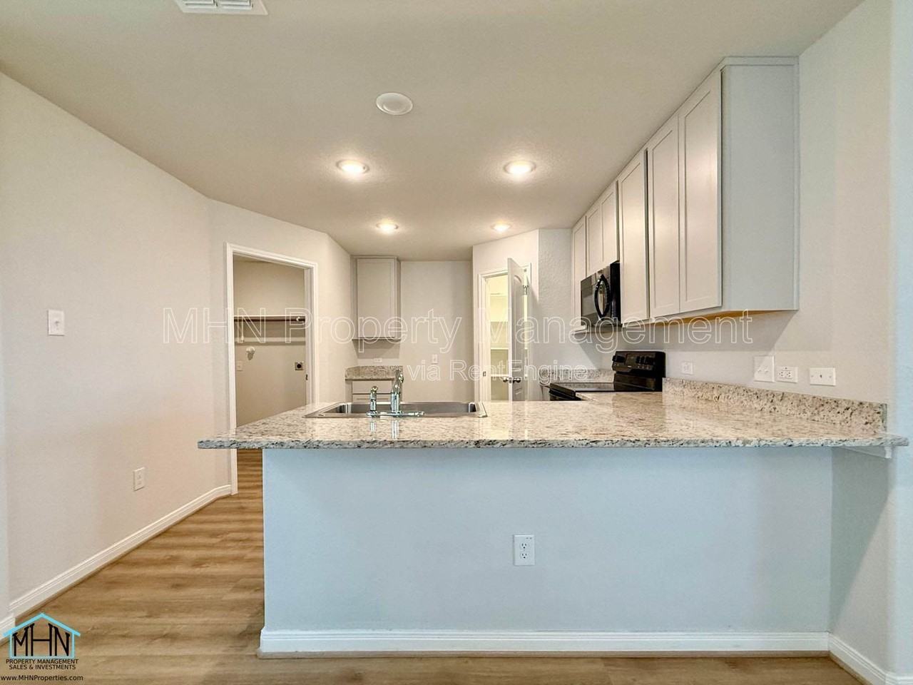 11151 Hollinger Cir - Photo 7 of 32